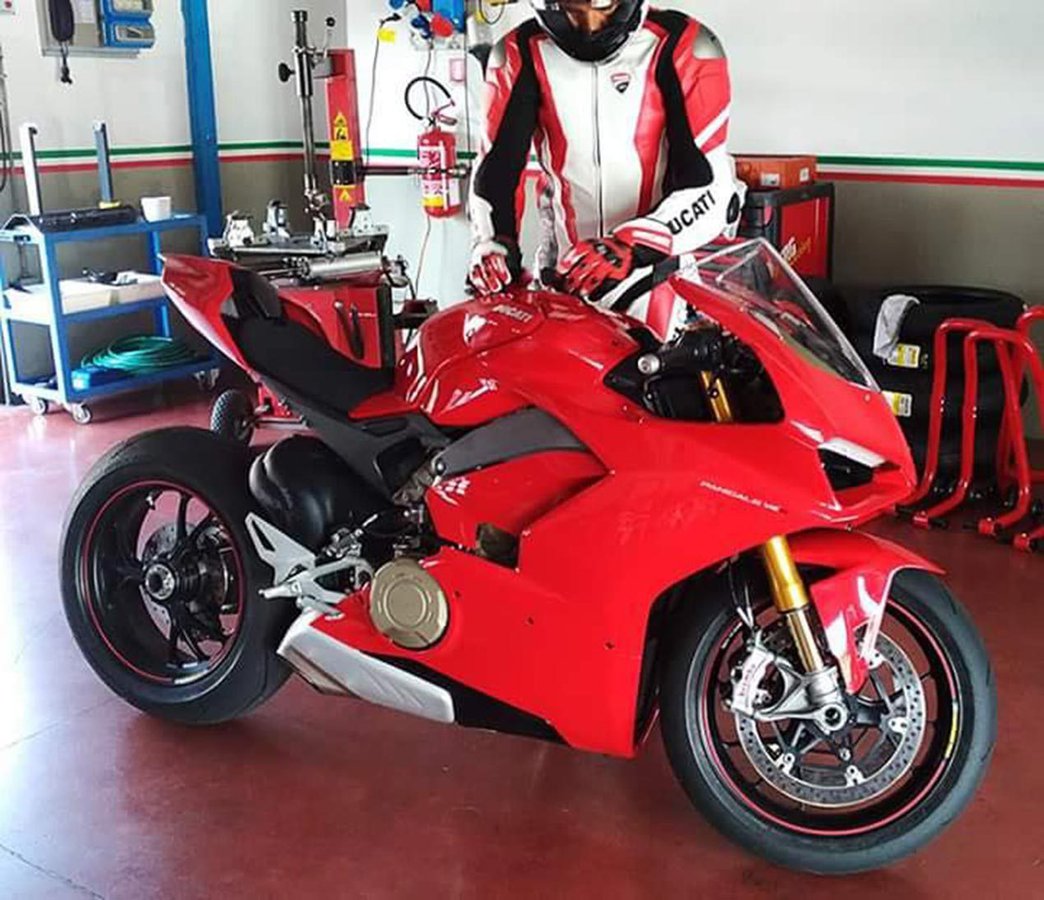 Prvé fotky Ducati Panigale s V4 motorom