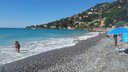 Kamenná pláž v meste Latte.  (Taliansko)