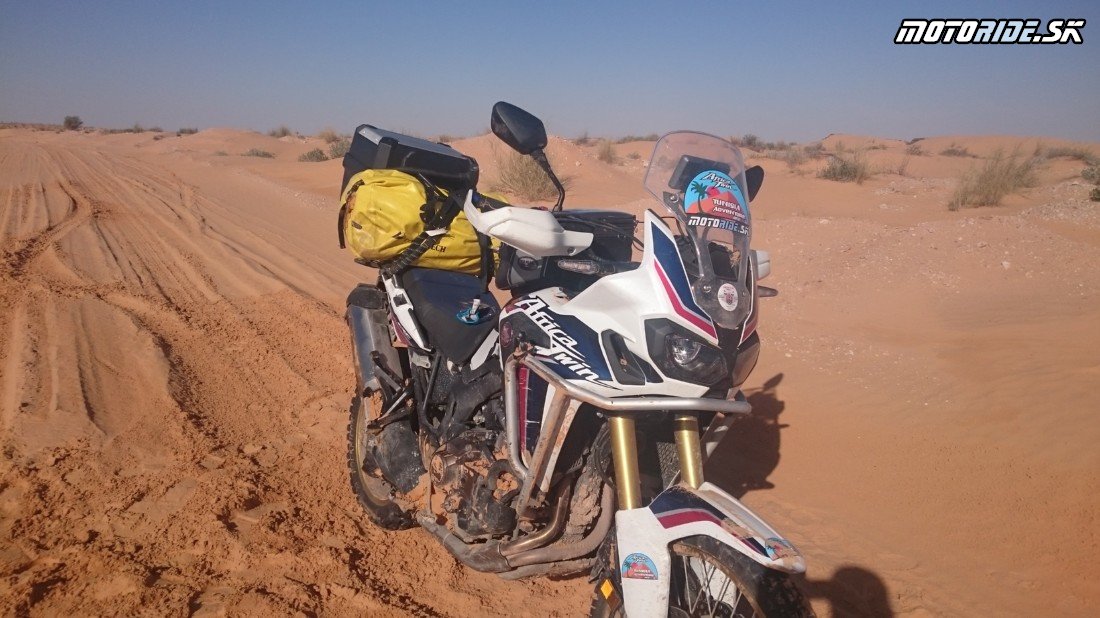 Sahara, park Djebil, Timbaine - Naživo: Na Afrikách do Afriky - Africa Twin Tunisia Adventure