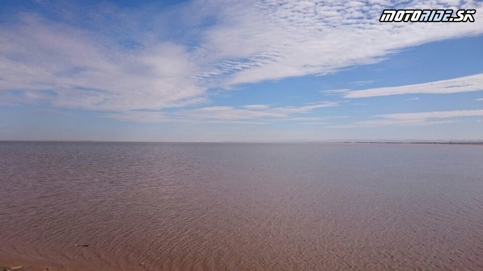 Soľné jazero Chott el Fejaj malo i vodu - Naživo: Na Afrikách do Afriky - Africa Twin Tunisia Adventure