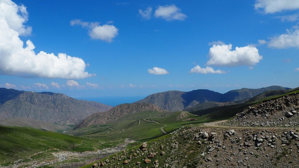 Klesanie z Tosor pass. V pozadí už je vidieť jazero Issyk Kul