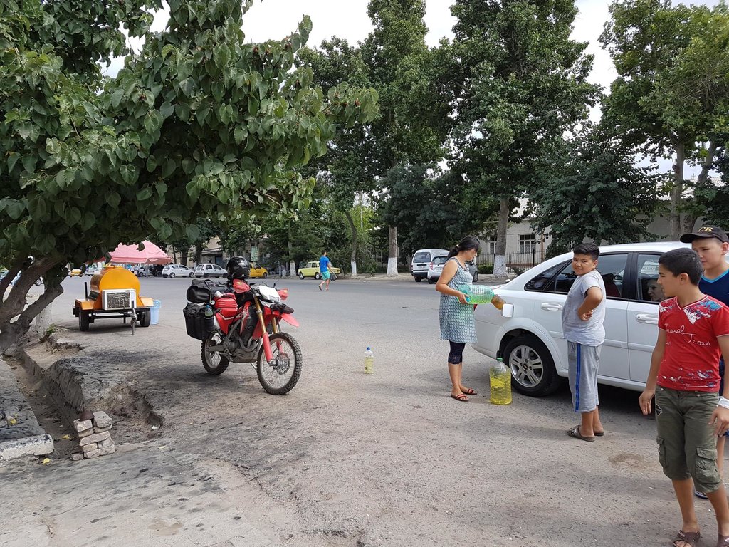 Takto sa tankuje mimo Taškentu. Samarkand