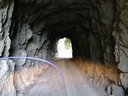 Tunel v klesaní z Cason di Lanza do Paulara pôsobí vo vnútri drsným dojmom