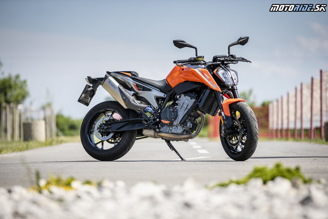 Prvá jazda na novej KTM Duke 790 - oboma kolesami vo vzduchu