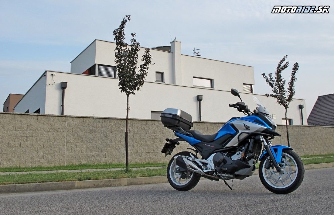 Známy pracant Honda NC750X v našich neúprosných paprčiach - zvláda naozaj všetko!