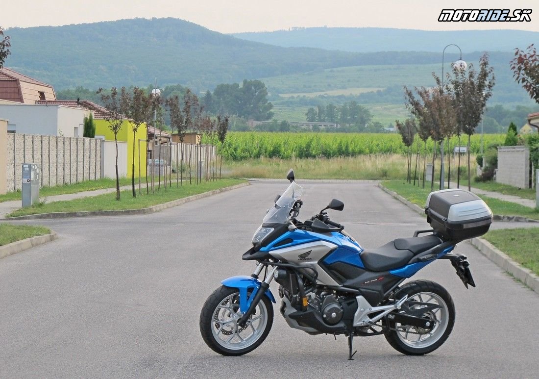 Známy pracant Honda NC750X v našich neúprosných paprčiach - zvláda naozaj všetko!