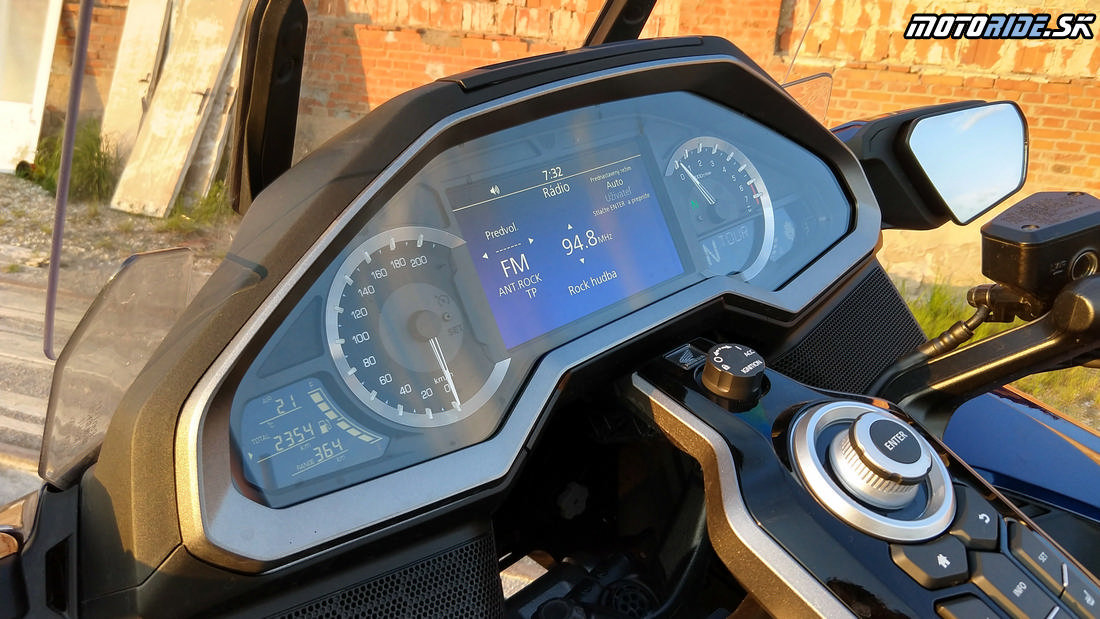 Veľká a prehľadá prístrojovka s farebným displejom - Honda GL1800 Goldwing Tour DCT 2019