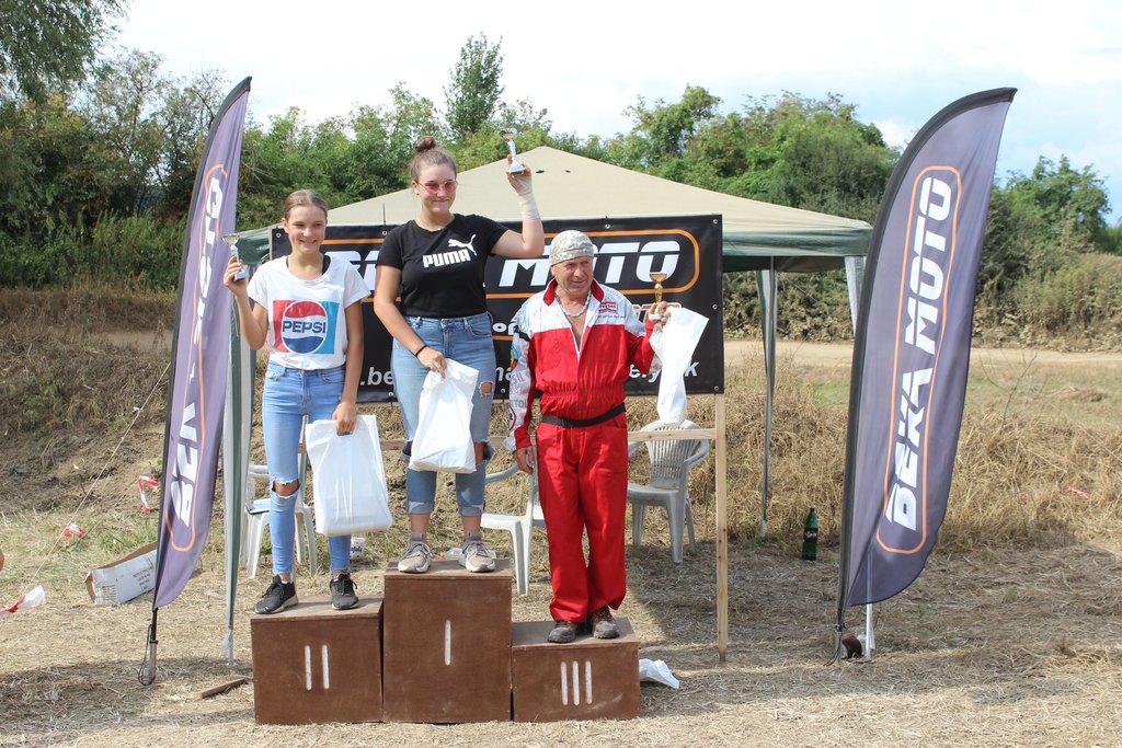 BEKA MOTO Pionier cross Čifáre 3.8.2019 Víťazi kategórie pitbike. 1. Natália Klampariková 2. Barbora Klampariková 3. Jozef Sloboda