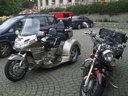 motorkári z kempu na parkovisku vo Velehrade