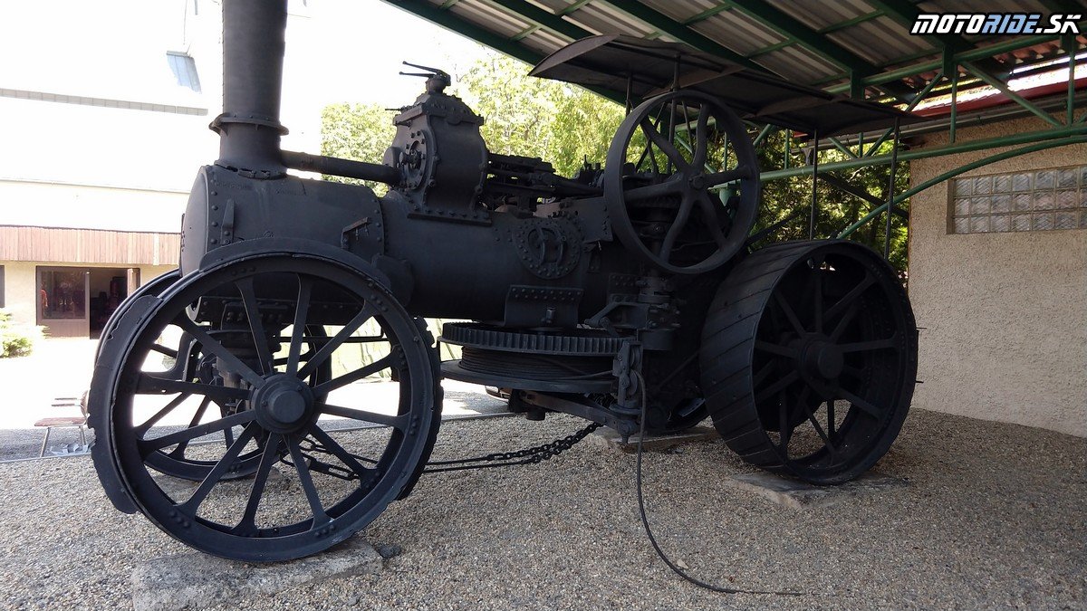 Parný traktor v múzeu v Trebšove - 3. stretnutie historických vozidiel pod Slaneckým hradom 2020