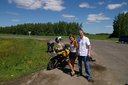 Rusko - náhodný okoloidúci motorkár (Varadero ale vtedy bol na aute) nám núkal pomoc
