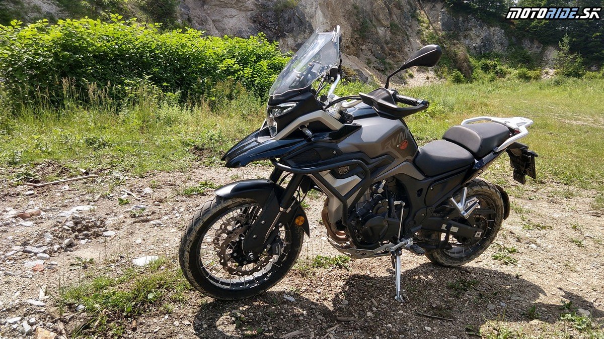 Dostupné a dobre vybavené cestovné enduro - RVM 500 by Jawa! (2021)