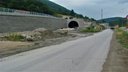 stará cesta, tunel vo výstavbe a nad tým nefunkčná nová cesta