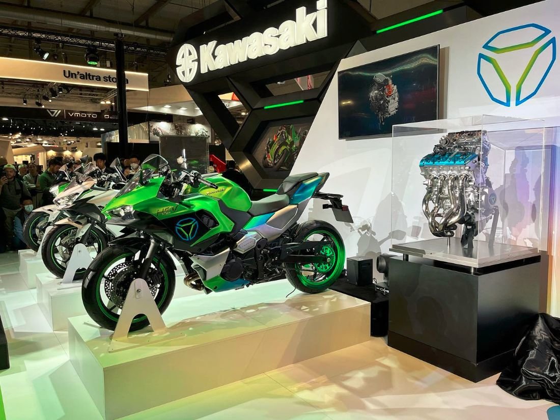 EICMA 2022: Kawasaki HEV v popredí za ním Ninja EV a Z EV