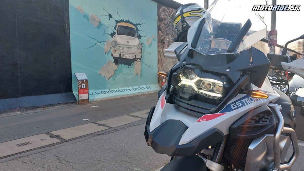 Trabant ako symbol NDR na Berlínskom múre - Večerná jazda Berlínom - Cestujeme na BMW Motorrad Days 2023