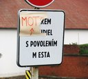 na značke Zákaz vjazdu bol zostatok zrejme označenia depa počas motocyklových pretekov