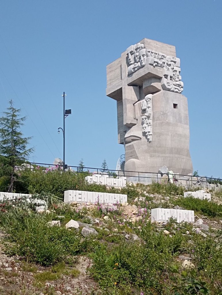 Maska smútku, pamätník nad mestom Magadan
