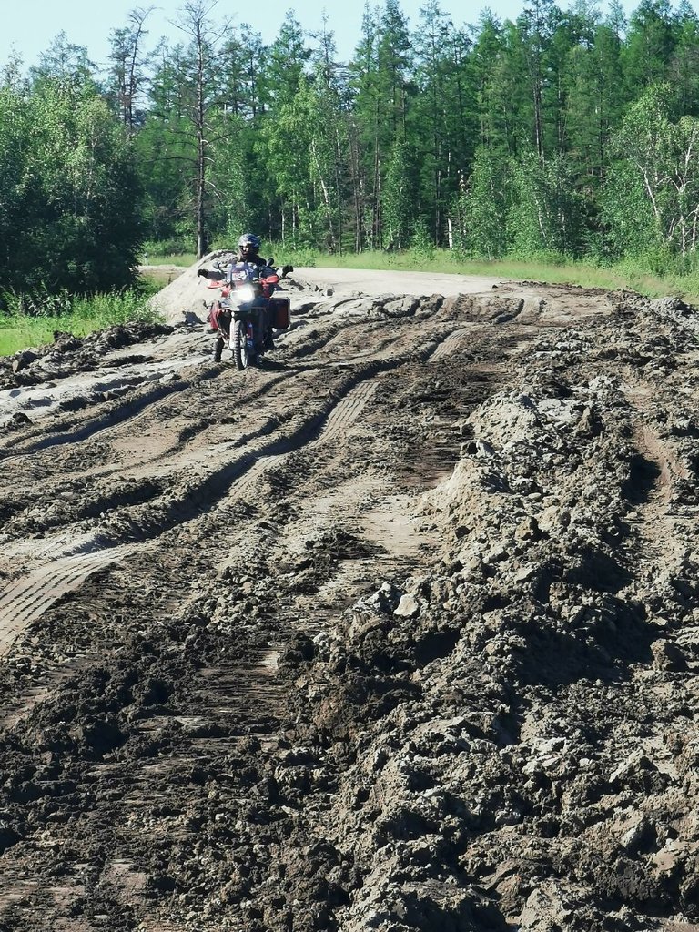 ...známy veľmi obtiežny úsek cesty, počas dažďov nezjazdné na dlhé dni... trasa od rieky Aldan smer Čurapča