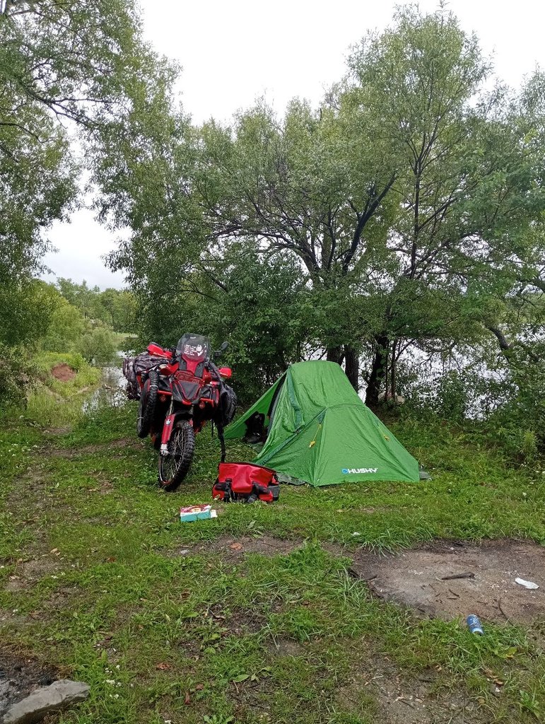 Spassk Dalnij, tu kempujem pri jazere, leje a leje, ledva stihnem ujsť pred potopou