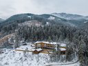 hotel Fitak a za ním areál bývalého pionierskeho tábora