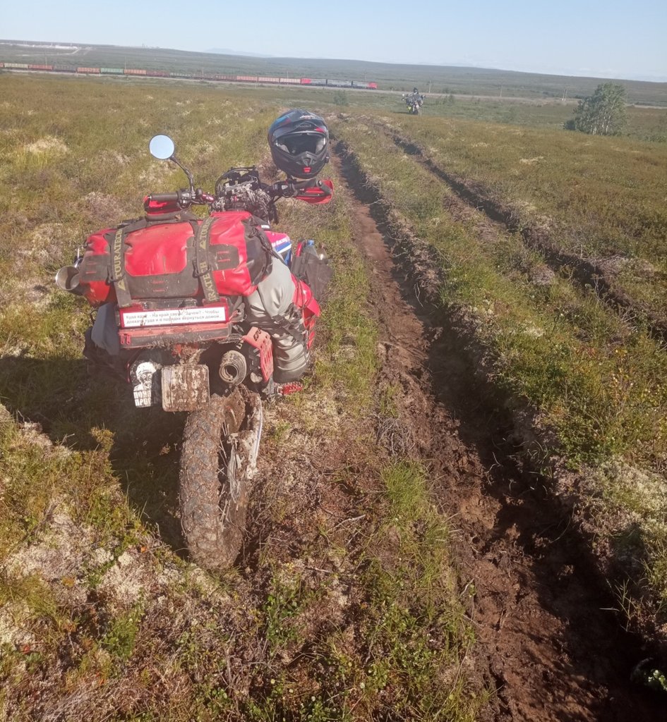 ďalej to nejde... pôda rozmrzla a na povrchu sa nič neudrží...zabárame sa po motor a len s námahou sa otáčame...