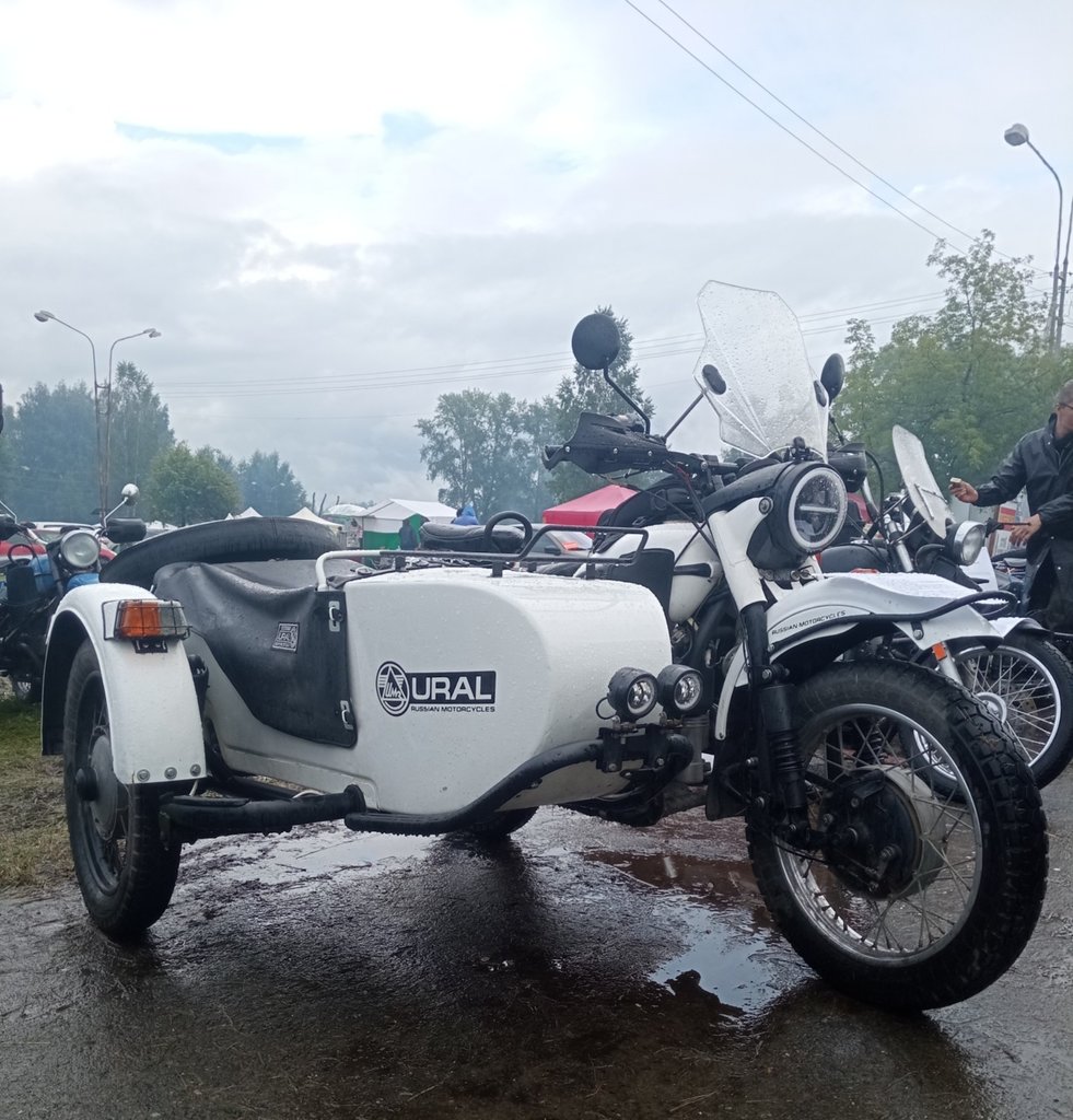 ...vystavené motocykle na festivale v Irbite...