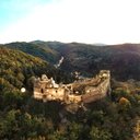 hrad navečer z drona internet