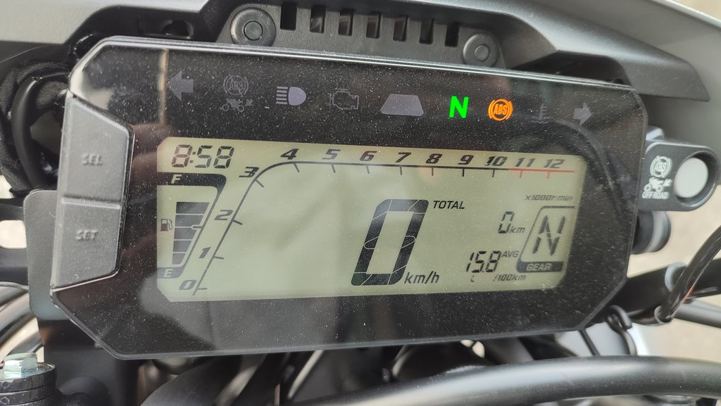 9. Tlačidlá SET SEL sú otrasné.