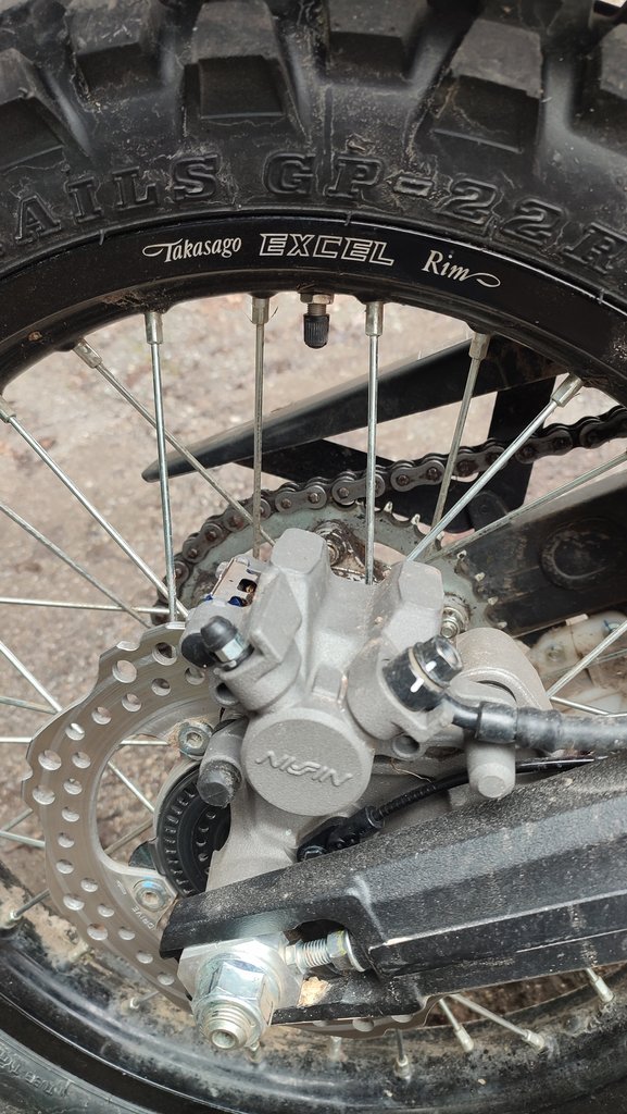 7A. Detail zadného olesa a ráfik.