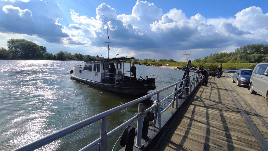 2. Hrá sa ako kosatka s tuleňom.