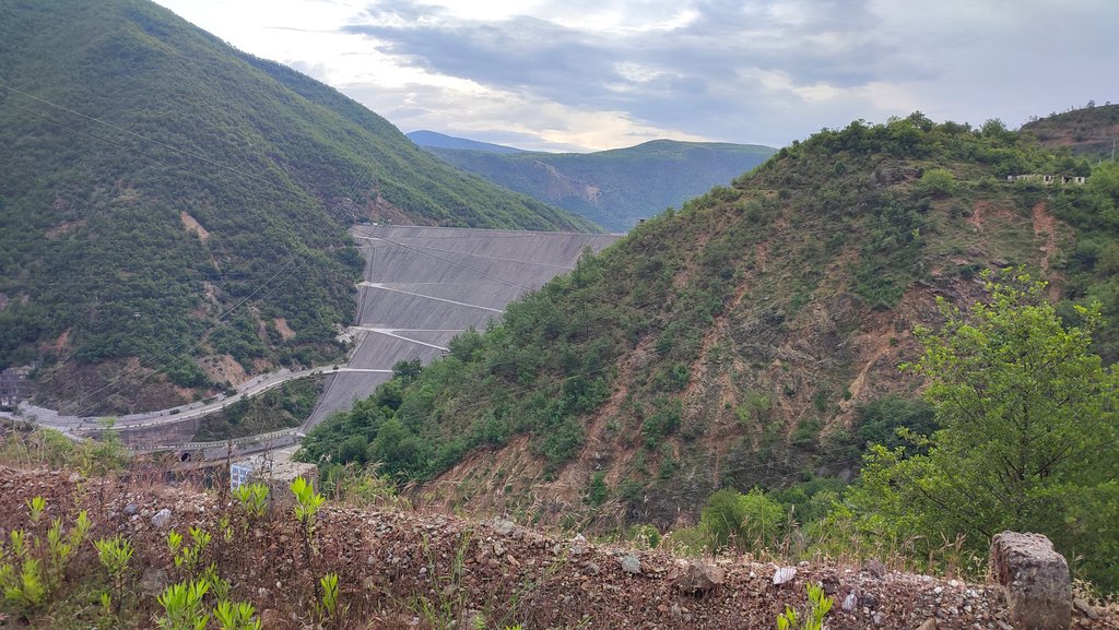 40. To nie je megapriehrada z Číny. Dole je budova, pozri aké malé sú jej tri poschodia