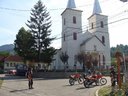Pred kostolom v Chiuzbaia
