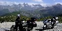 Takáto scenéria Vám vyrazí dych v sedle Col de la Croix de Fer (2068m) vo franc. Alpách. Ja som ju poznal z fotiek, kvôli nej som tam šiel, a aj tak ma dostala. Škoda len, že môj foťák funkciu "panorama" nemá. 