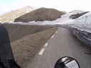 Cesta na Col de la Bonette, za mojím chrbtom je neodhrnutý sneh