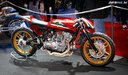  čistá stavba Moto Guzzi  na kolesách širokých ako z Pioniera s nečakaným vyústením výfuku
