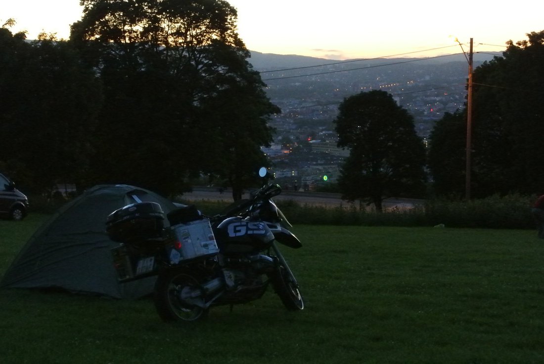Nórsko 2015 - Polnočné Oslo z kempu Ekeberg