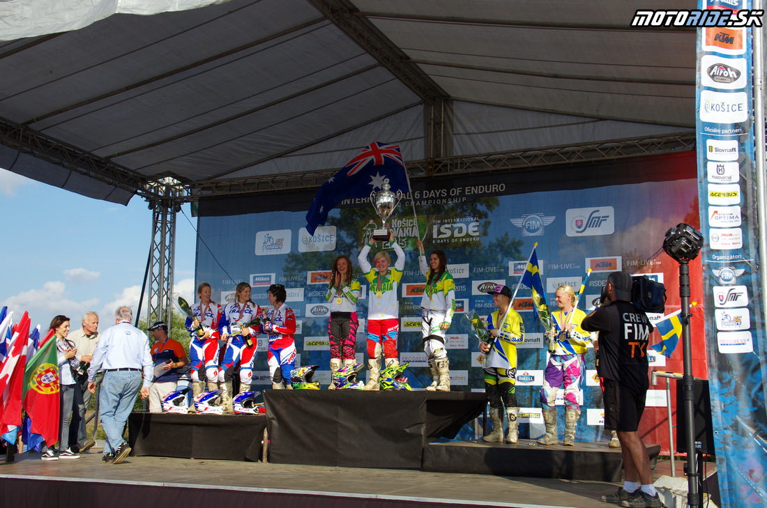 Stupne víťazov ženy - Šesťdňová 2015 - 6. deň - Záverečný motokros - Kechnec