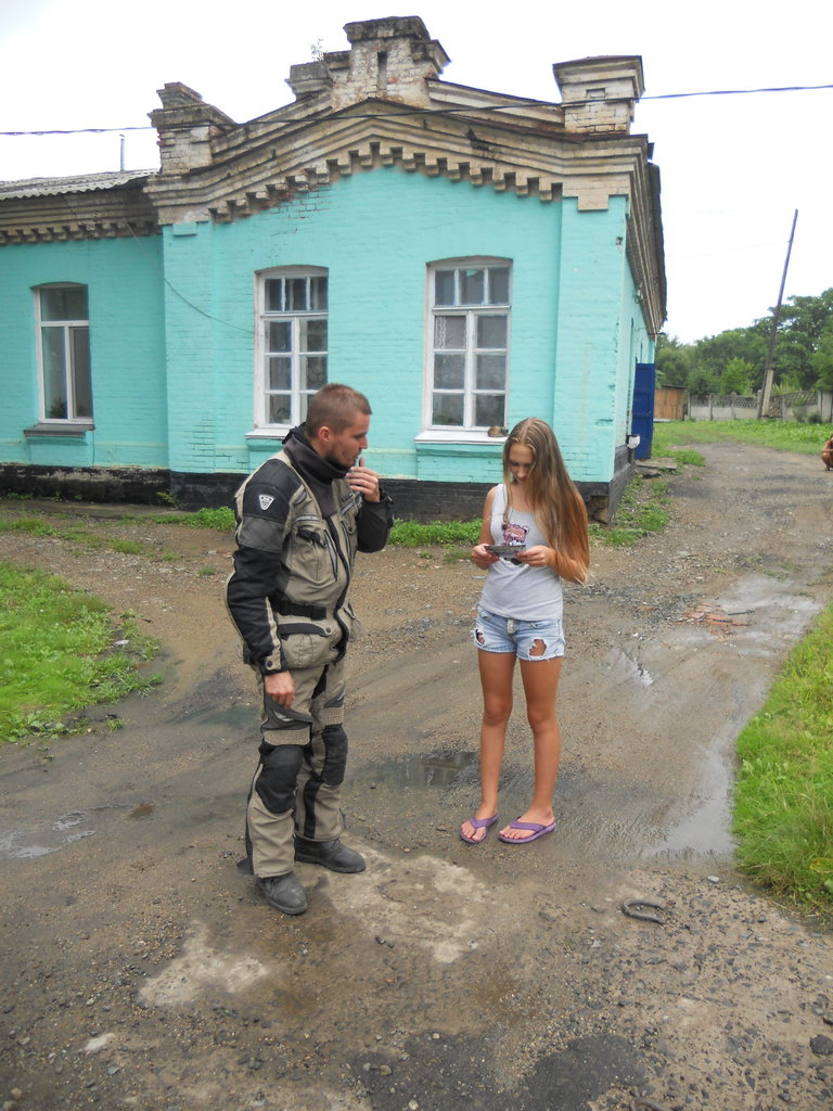 ...potencionálna nevesta neďaleko od Chasanu...Tomáš necháva svoju pohľadnicu....no možno keby mala o 5 rokov viac...alebo sa sem o 5 rokov treba vrátiť...