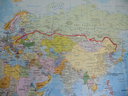 ....nástenná mapa s vyznačenou cestou...červená smer tam, strieborná vlakom do Moskvy, žltá cez Ukrajinu domov... 