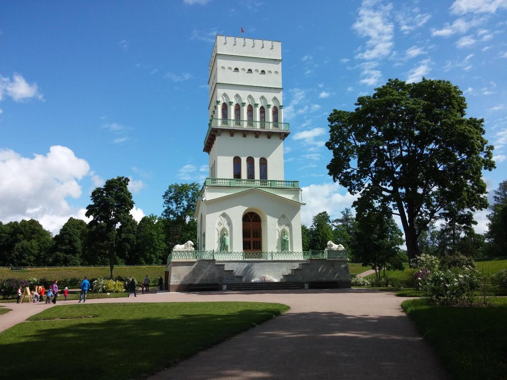 Biela veža v meste Puškin. Mne pripadala až moc zelená.