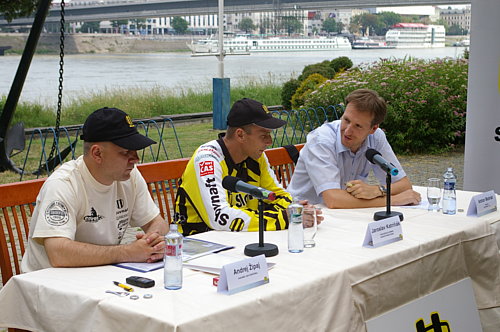  Tlačovka pred Rally Transorientale: Zľava Andrej Žipaj (Jarov manažér), Jaro Katriňák, Anton Molnár (Slovnaft)