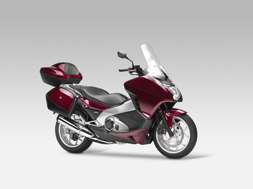  Prvý sériovo vyrábaný motocykel, ktorý bude novým motorom vybavený: Integra (zobrazená výbava obsahuje voliteľné kufre)