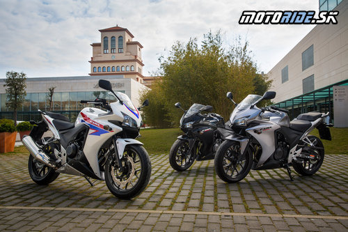  Hondy CBR500R vystavené pred hotelom v Španielsku