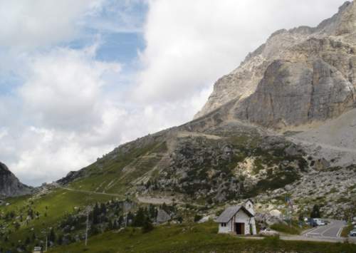  Falzarego a v pozadí vedlajší pas - Valparola