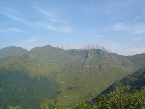  Panoramica zarezaná v kopci, v pozadí Karnišské Alpy