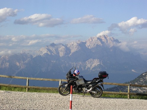  Večerný Passo Giau, pohľad smerom na Cortinu. Neviem, prečo som ten prenosný kolík nedal dočerta...