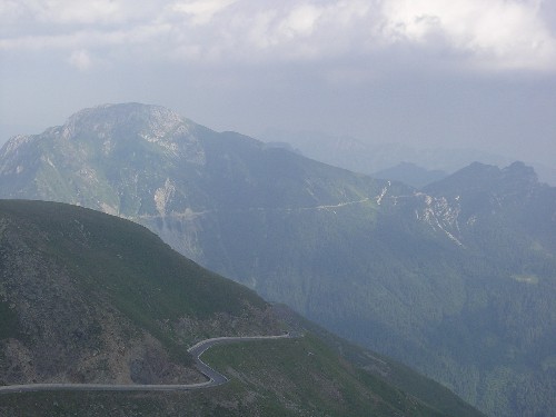  Časť z tohto spomínaného okruhu – pred nami je traverz z Goletto delle Crocette na Passo di Maniva, v diaľke vodorovný traverz z Passo di Maniva na Passo del Dosso Alto, aj s odtrhom kamennej lavíny
