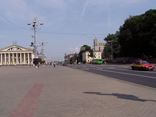  Minsk ulica Nezávislosti, 8 prúdova cesta, pozri na široké sú chodníky.
