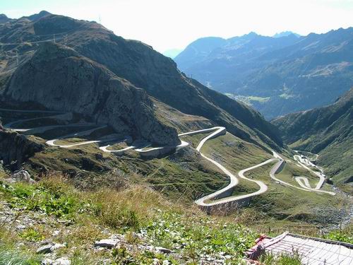  Stará dláždená cesta na San Gottardo, pohľad z galérie novej cesty