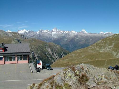  Nufenenpass poskytuje v repertoári výhľadu na sever aj štvortisícovky